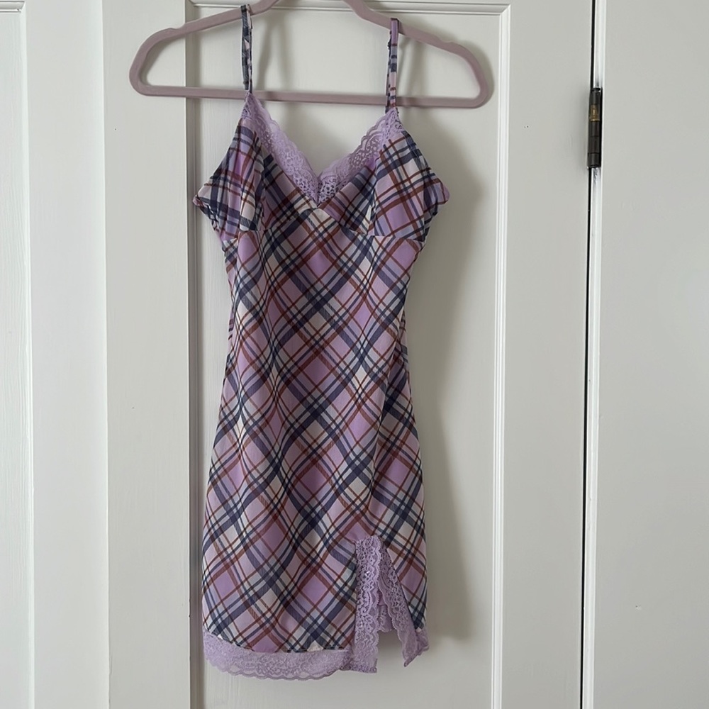 Beautiful camisole platted mini dress with lavender lace accents. Size Small💓